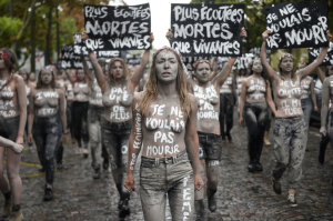 Femen Aktivistinnen protestieren gegen Femizid